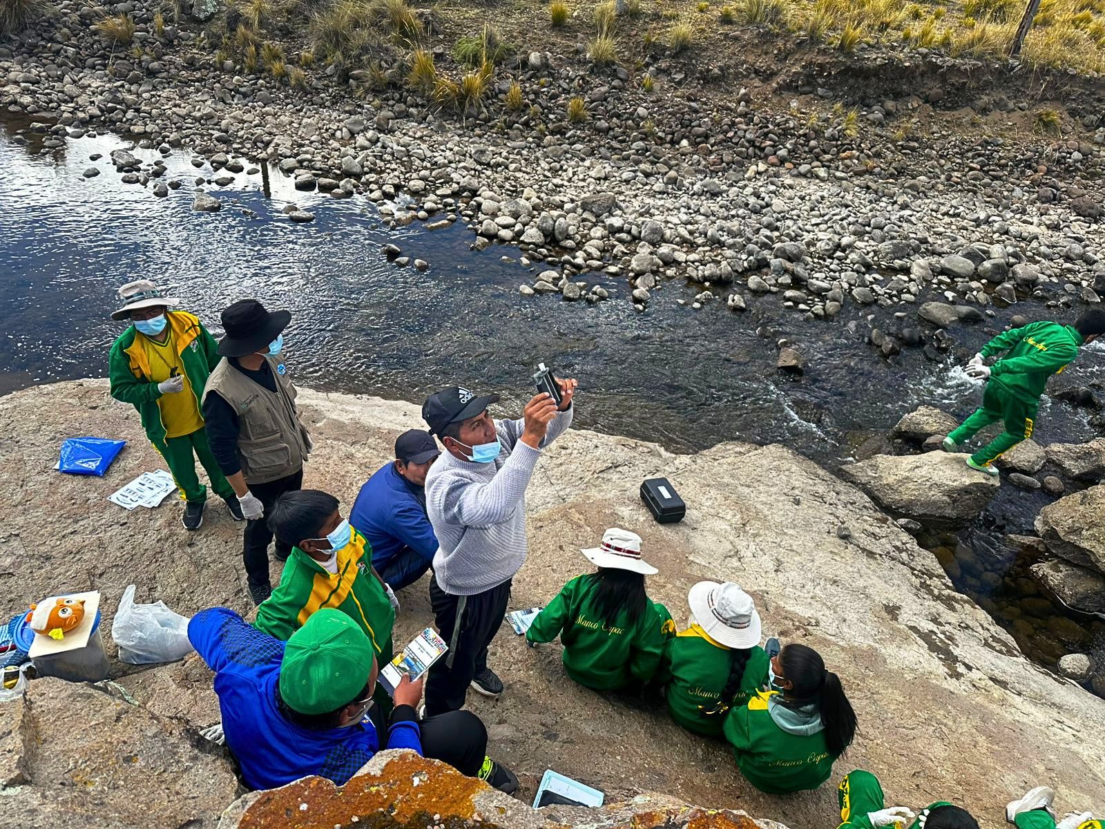 Estudiantes de Paratía evalúan la calidad del agua en la cabecera de la cuenca Coata