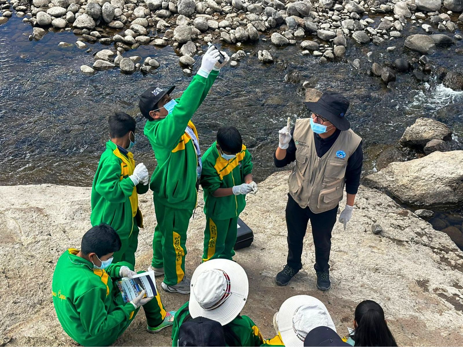 Estudiantes de Paratía evalúan la calidad del agua en la cabecera de la cuenca Coata
